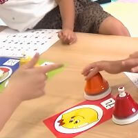 カードや鈴を使ったリトミック活動を楽しむ子どもたち