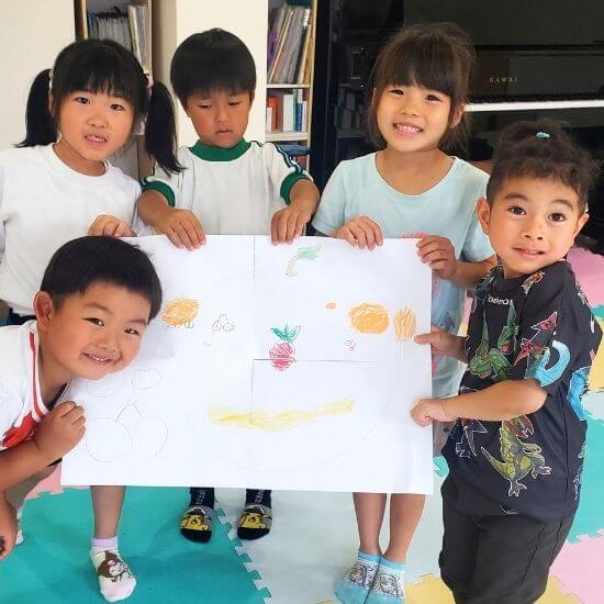 Roko-P Englishで作品を披露する4人の子どもたち