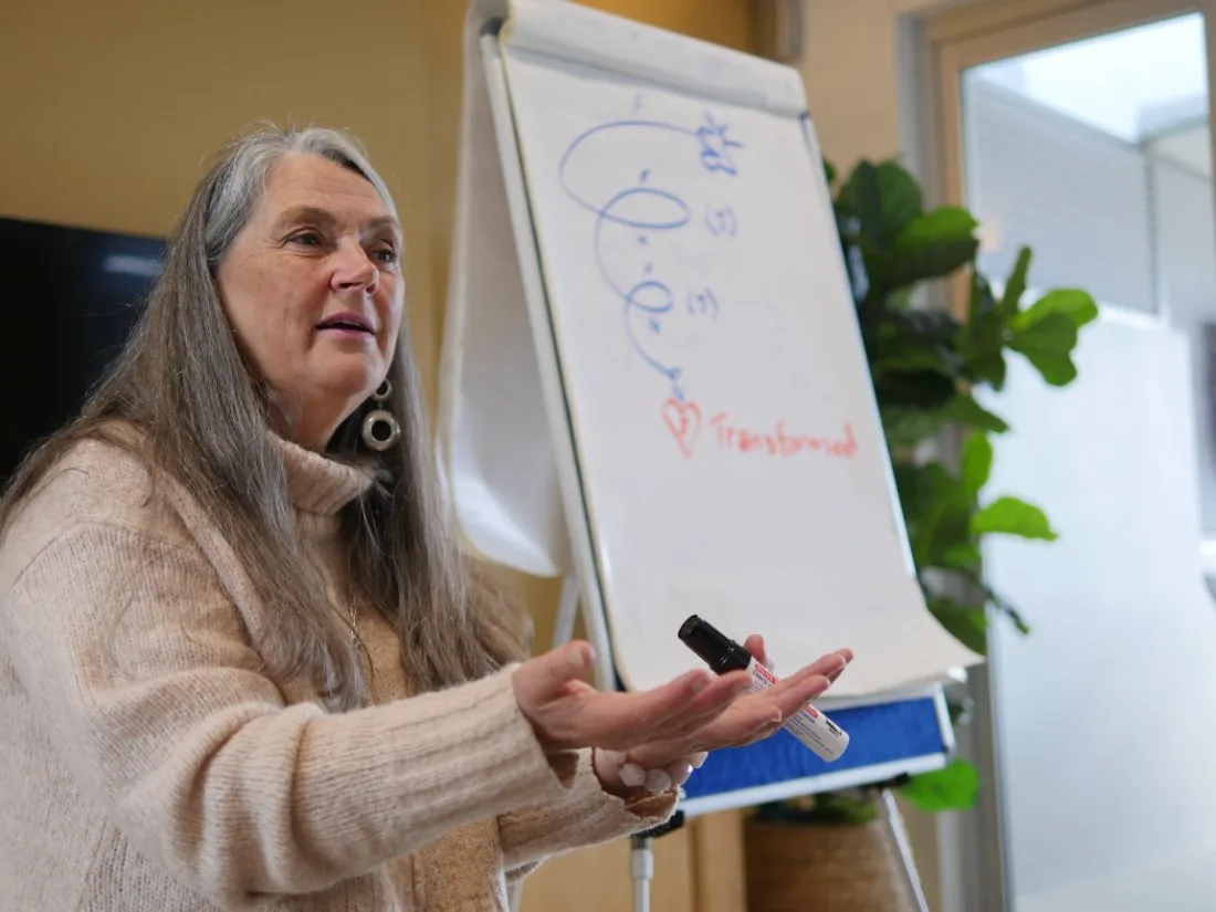 Shari Elle explaining a diagram on a flip chart