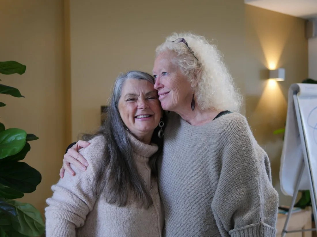 Shari Elle warmly embracing a participant