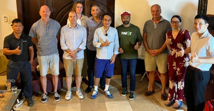 Des fondateurs lors de la construction
