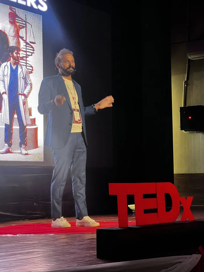 Nipun sur la scène TEDx