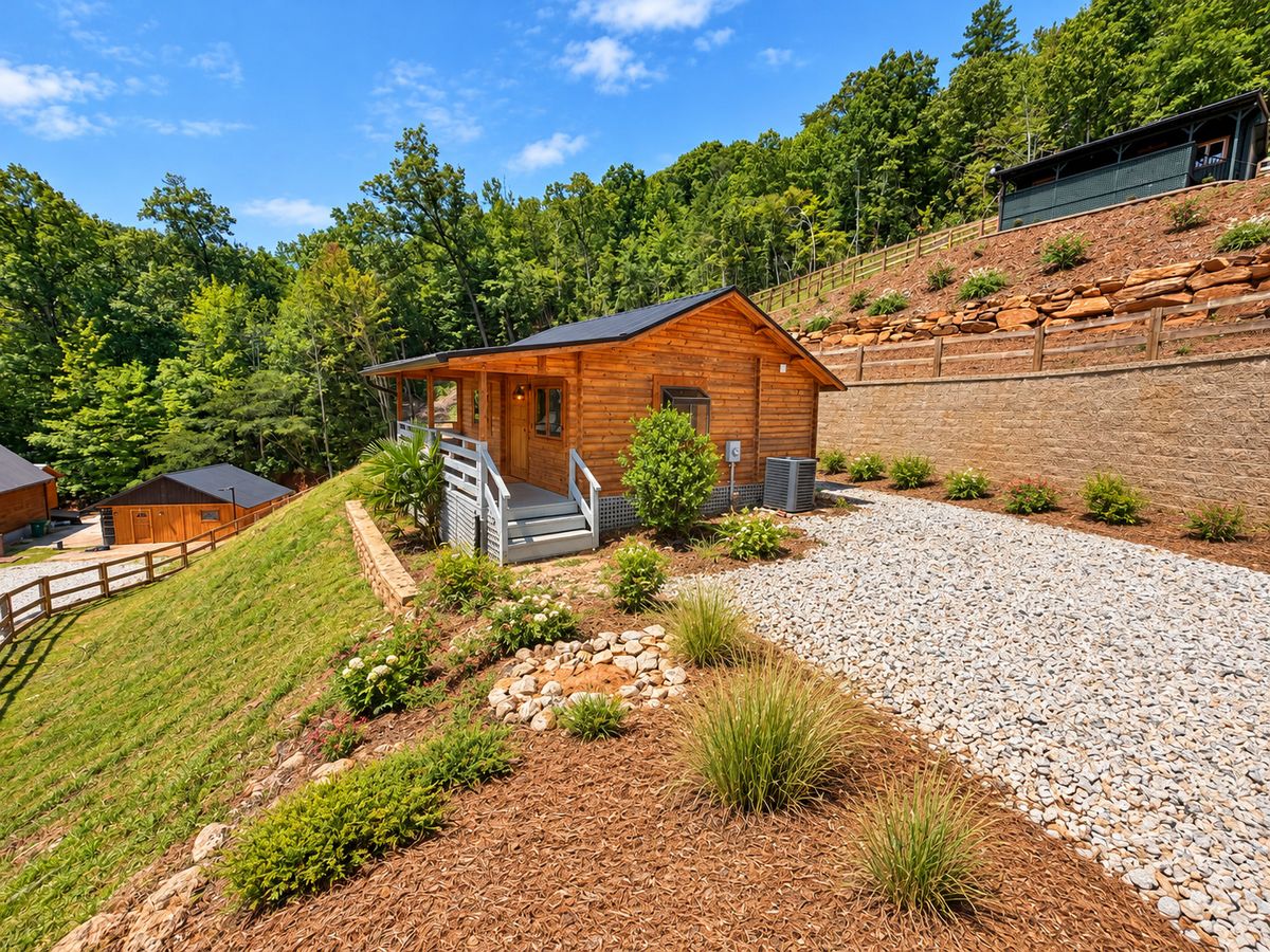 Toccoa Peak — exterior