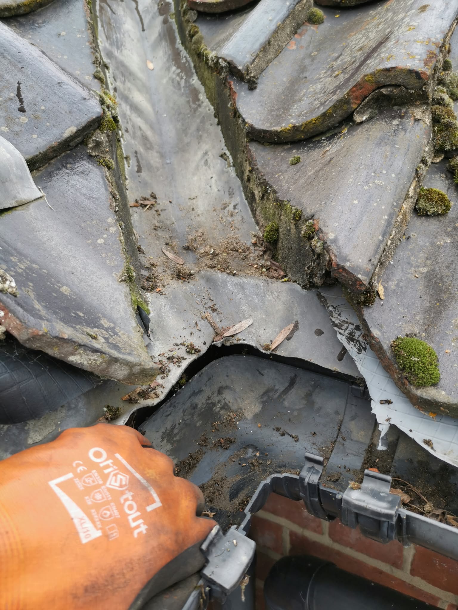 Repairing a leaking gutter joint