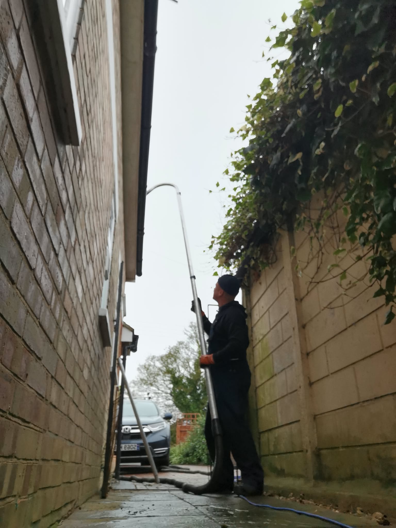 Gutter vacuum reaching a tight side access