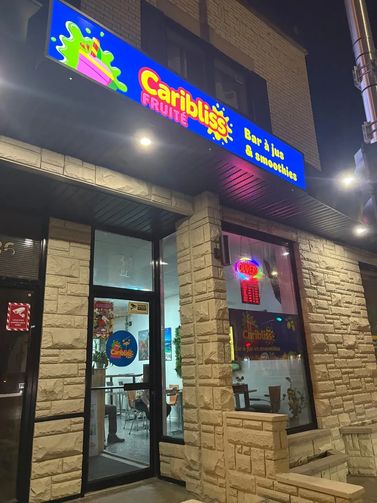 Devanture illuminée de Caribliss Fruité au 34 Rue Fusey à Trois-Rivières, enseigne bar à jus et smoothies de nuit