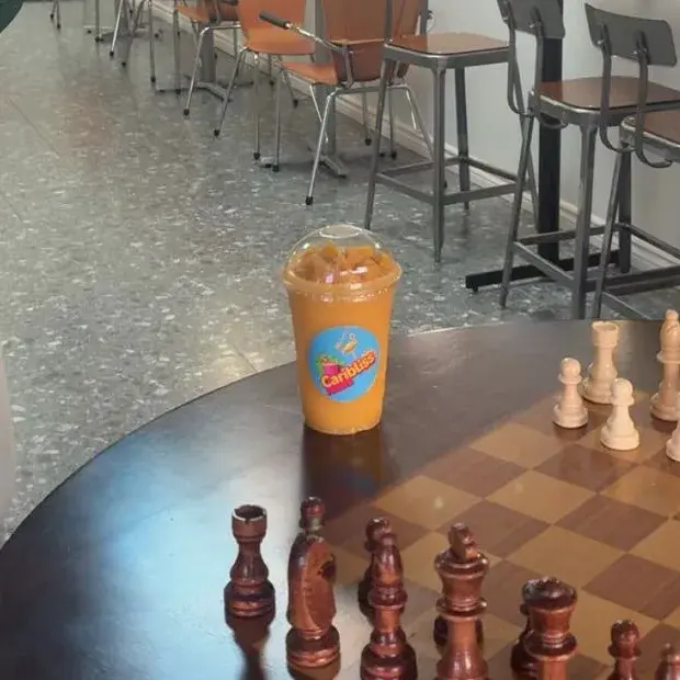 Smoothie mangue Caribliss servi sur la table de jeu du salon