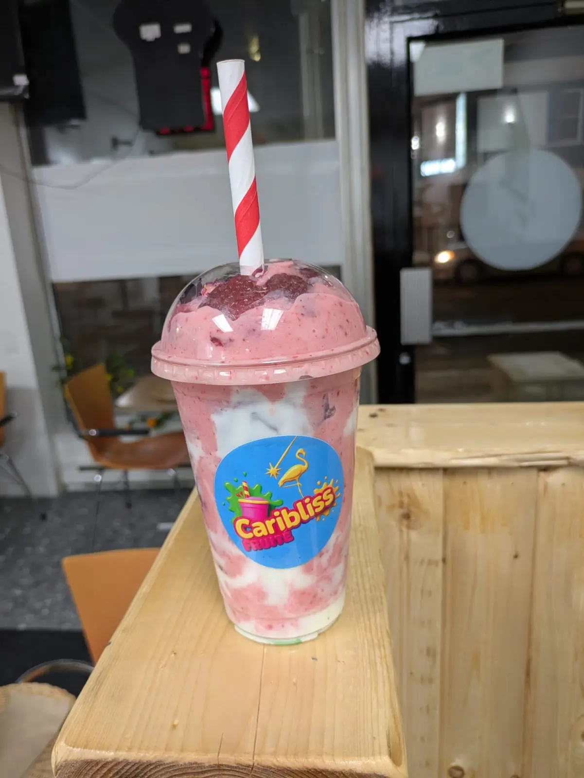 Smoothie fraise et crème avec paille rayée rouge, gobelet Caribliss Fruité