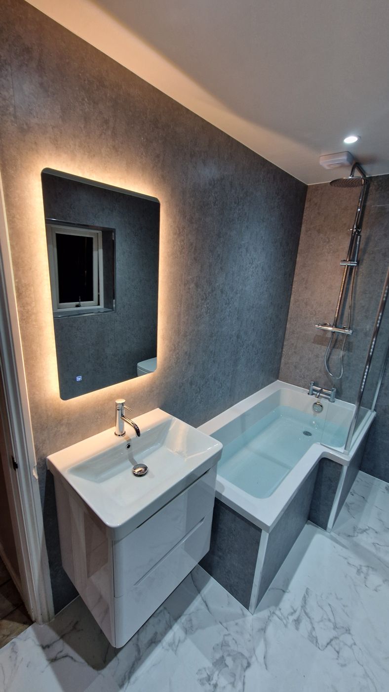 L-shaped bath with LED mirror