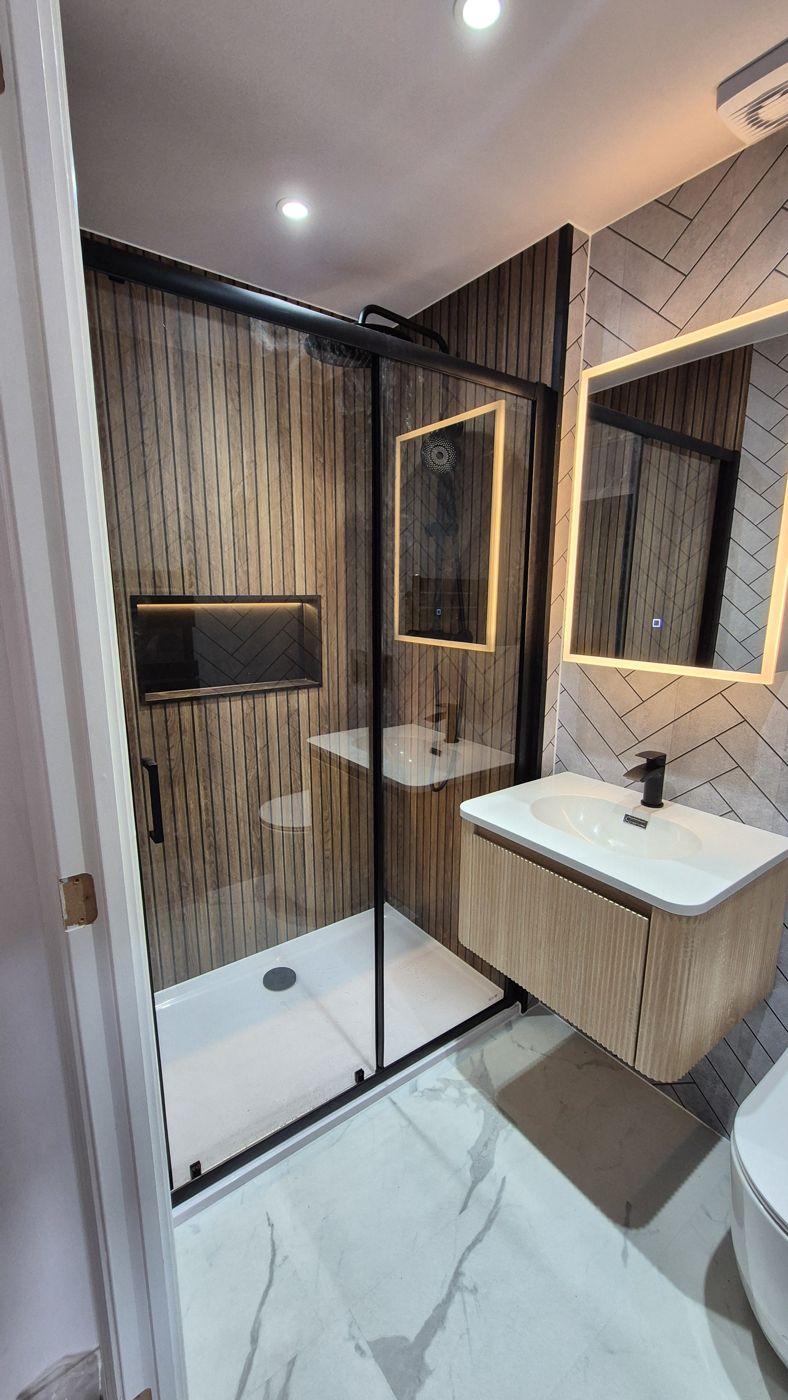 En-suite with wood slat walls and fluted oak vanity