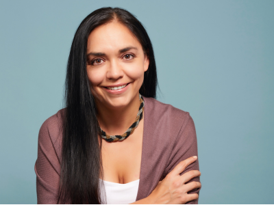 Dra. Luzma González en una fotografía profesional de cuerpo entero