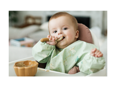 Bebé comiendo y mirando a la cámara