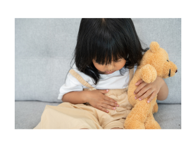 Niña con molestia abdominal, sin mostrar el rostro