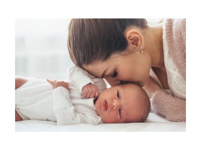 Mamá besando con cariño a su bebé
