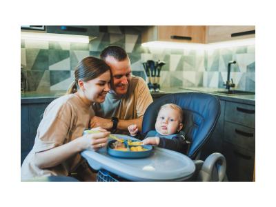 Mamá y papá acompañando a su bebé durante la comida