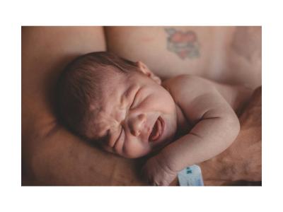 Bebé llorando por una molestia o dolor