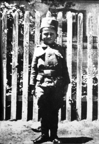 Portrait of Momčilo Gavrić in Serbian Army uniform in 1916. Gavrić became the youngest non-commissioned officer of the Serbian Army after serving during the First World War as a child. Portrait of Momčilo Gavrić in Serbian Army uniform in 1916. Gavrić became the youngest non-commissioned officer of the Serbian Army after serving during the First World War as a child.