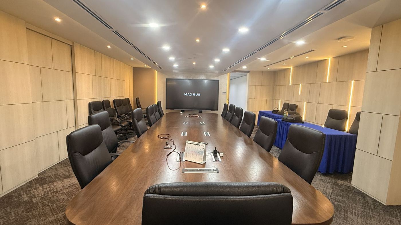Large training room with a MAXHUB panel