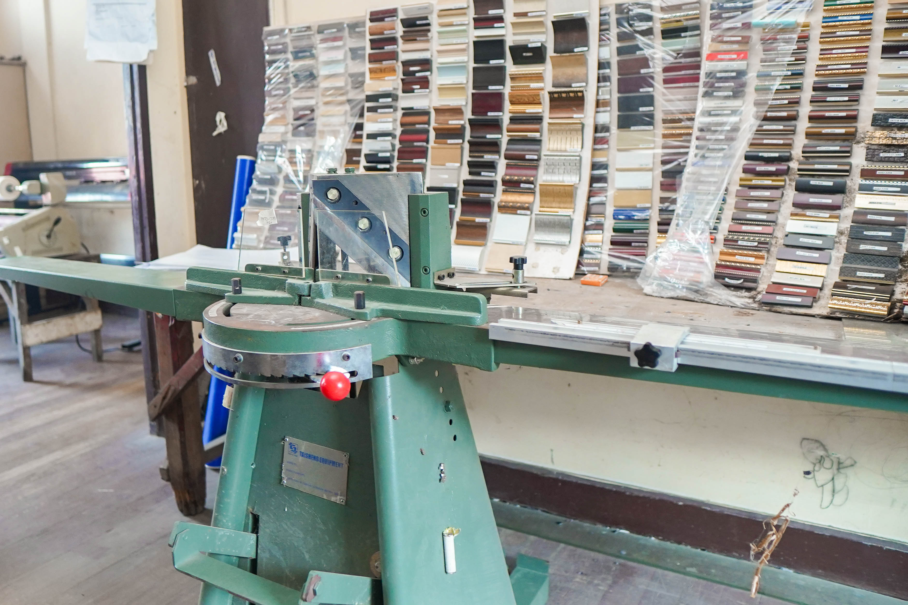 Manual Photo Frame Cutting Machine