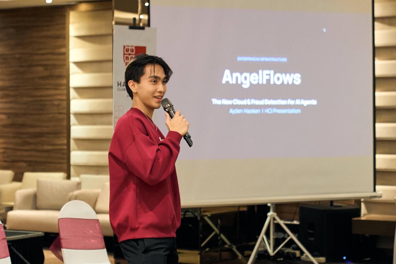 Ayden presentasi di depan audiens