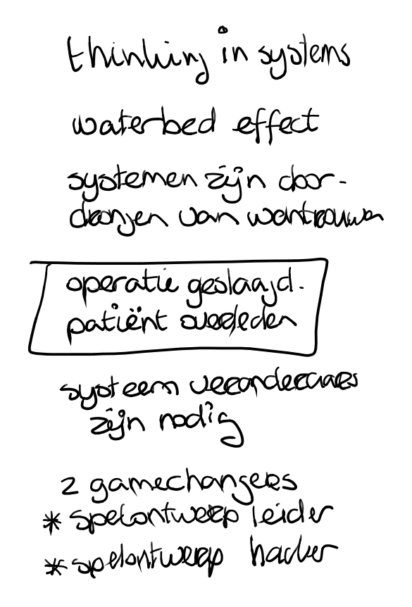 Handgeschreven notitie: thinking in systems, waterbedeffect, operatie geslaagd patiënt overleden