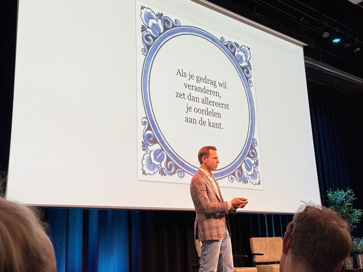 Tim Versnel voor een slide in Delfts blauw: Als je gedrag wil veranderen, zet dan allereerst je oordelen aan de kant