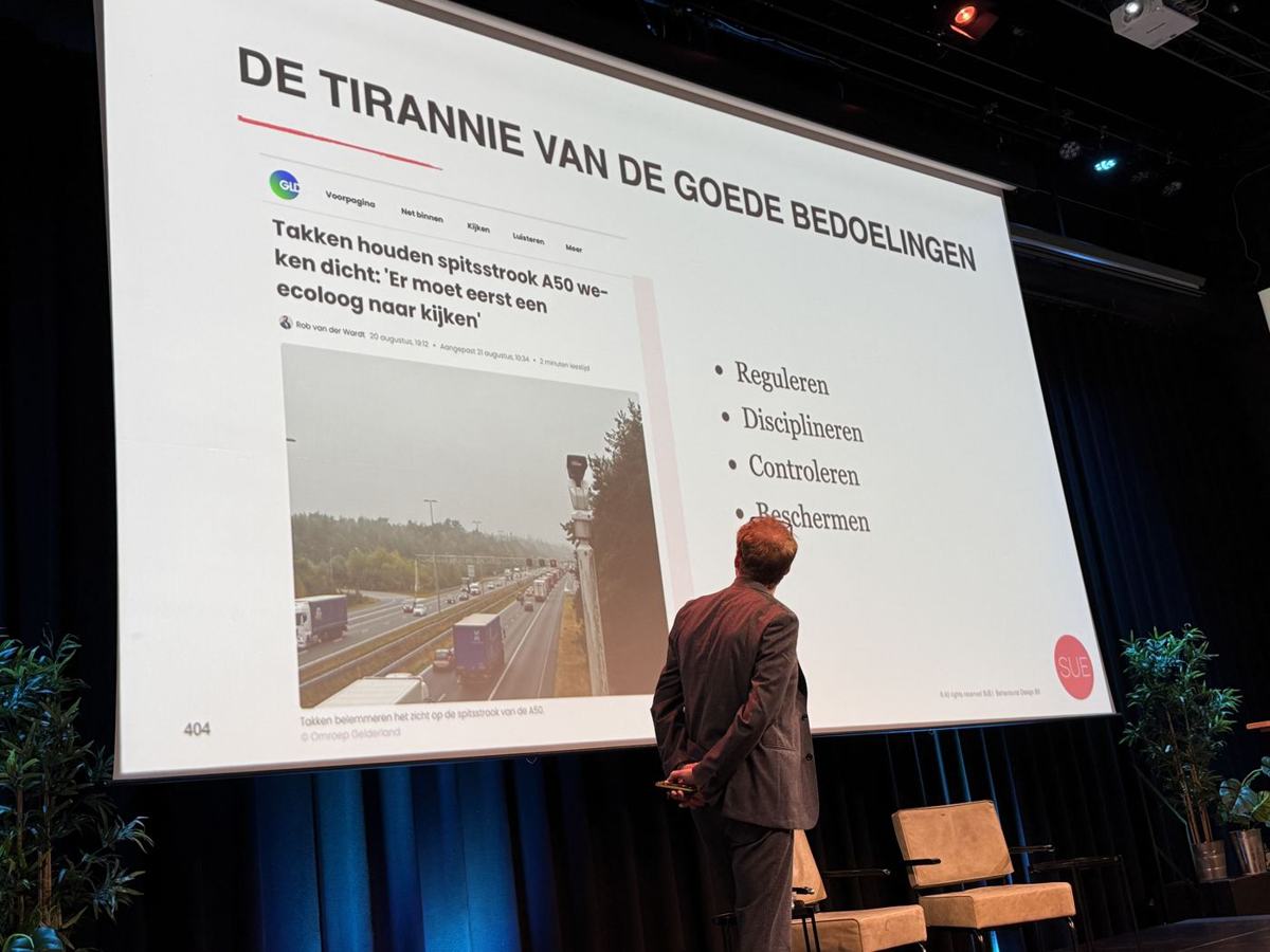 Slide: takken houden spitsstrook A50 dicht
