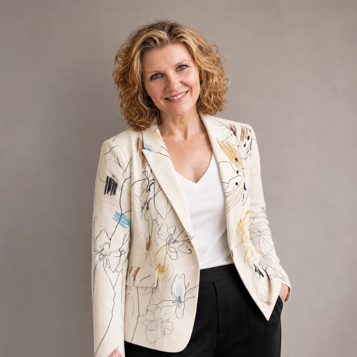 Patricia Heemskerk in een crèmekleurige blazer met getekende bloemen