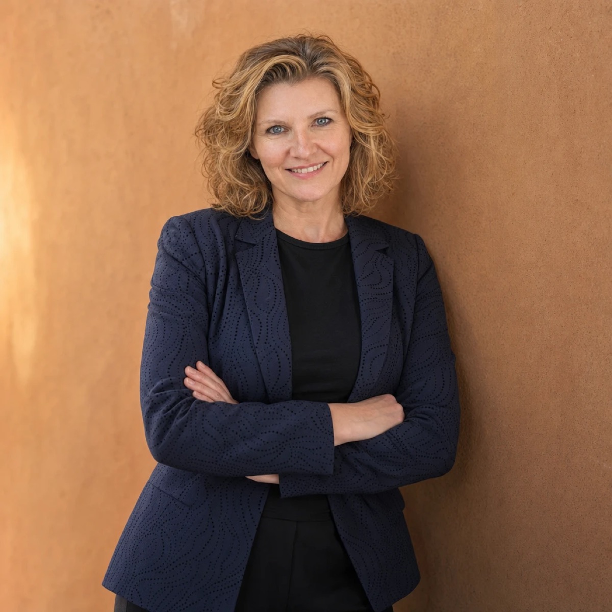 Patricia Heemskerk met de armen over elkaar, lachend
