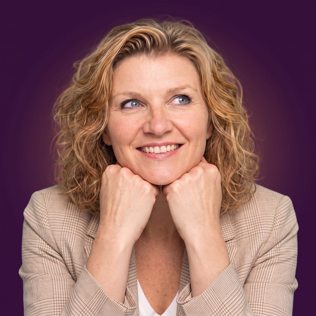 Patricia Heemskerk met haar kin op haar handen, dromerig omhoog kijkend