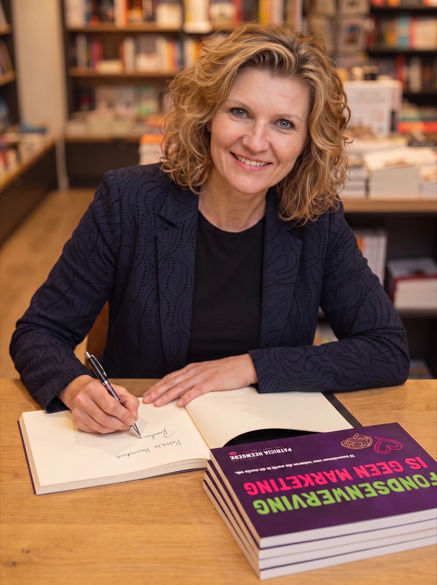 Patricia Heemskerk signeert haar boek in een boekwinkel