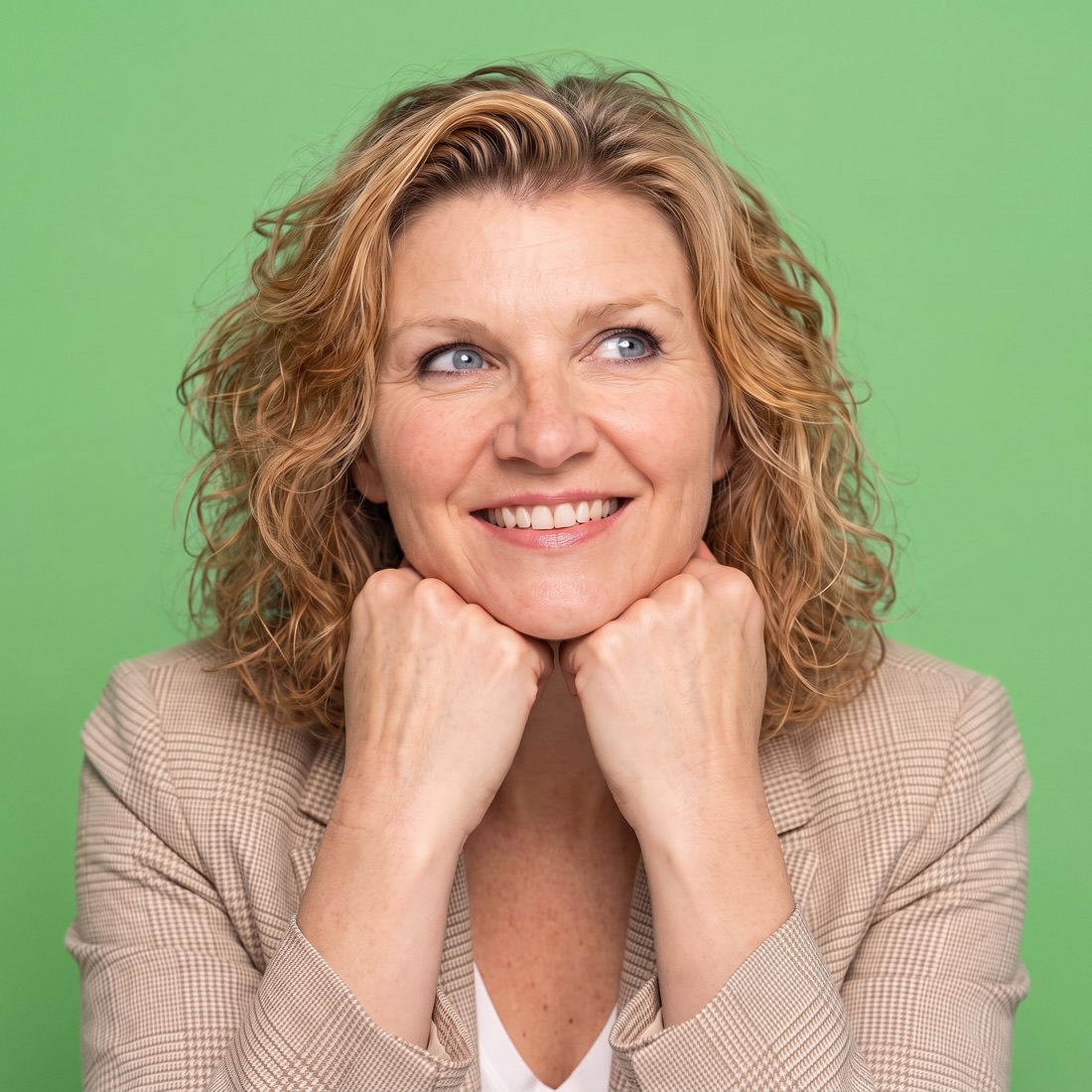 Patricia Heemskerk met haar kin op haar handen, dromerig omhoog kijkend, op een groene achtergrond