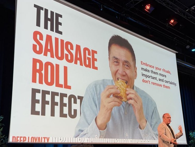 Steven Van Belleghem bij een slide met de tekst The Sausage Roll Effect