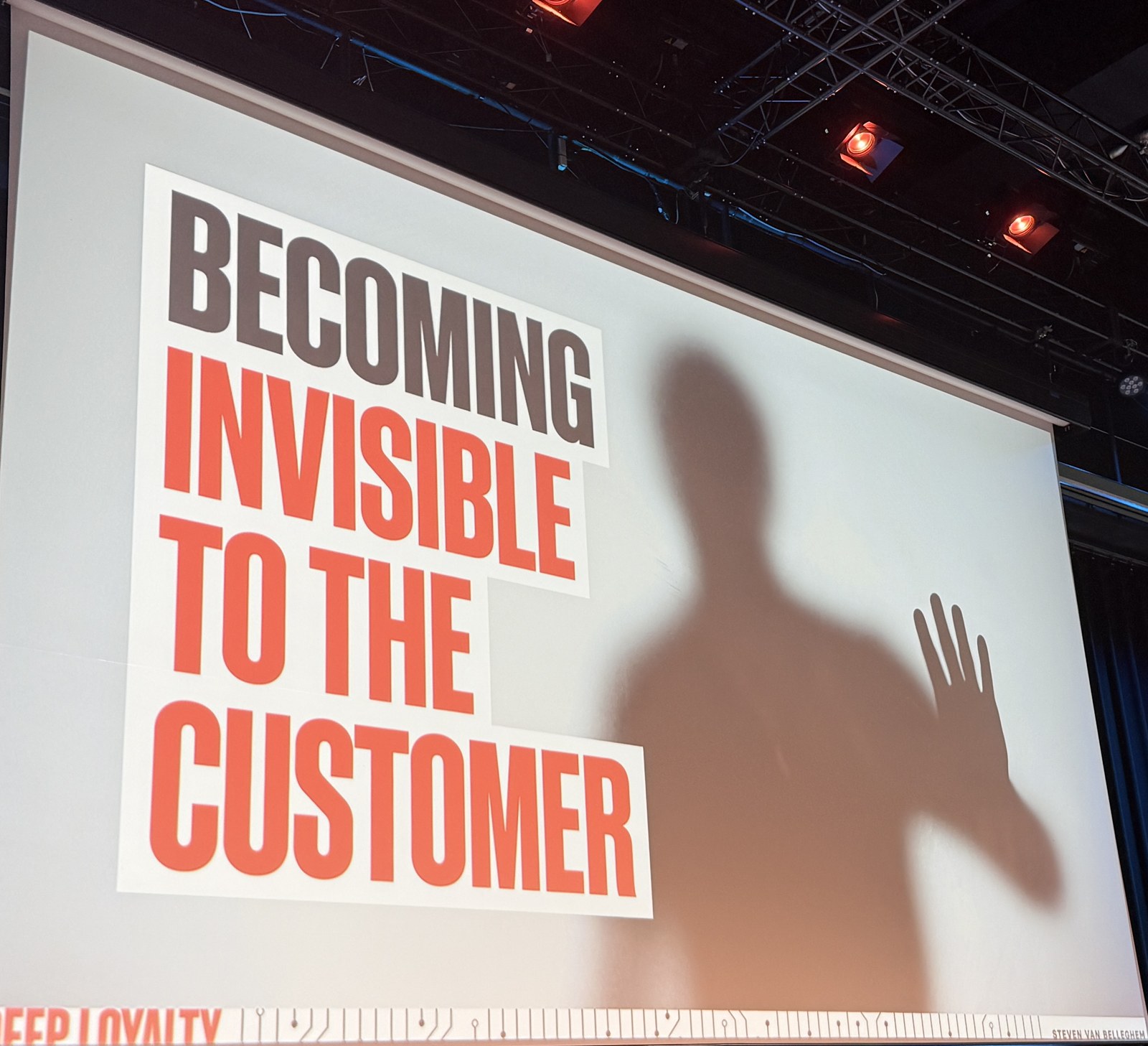 Slide met grote letters: Becoming invisible to the customer