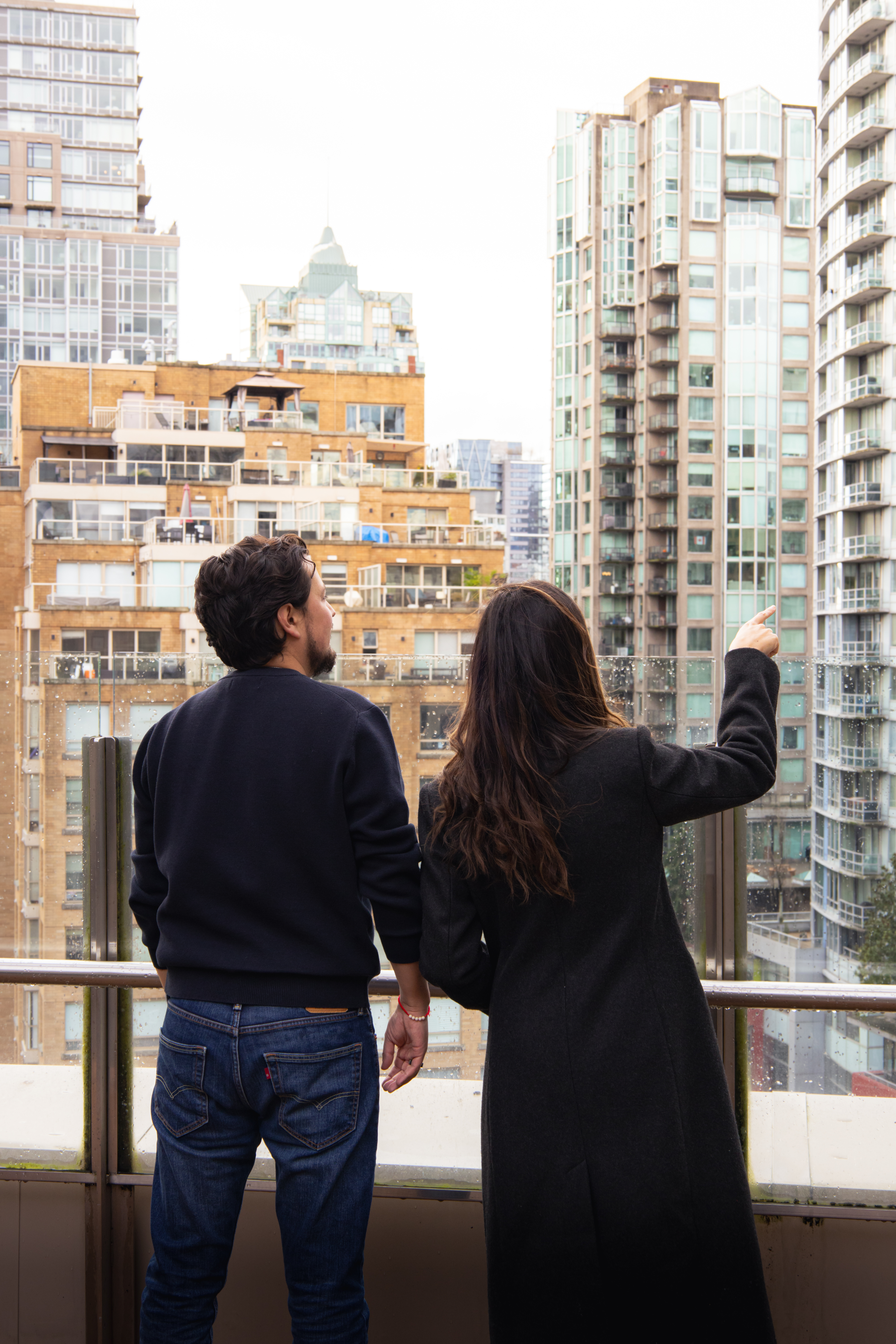 Mila y Juan señalando edificios