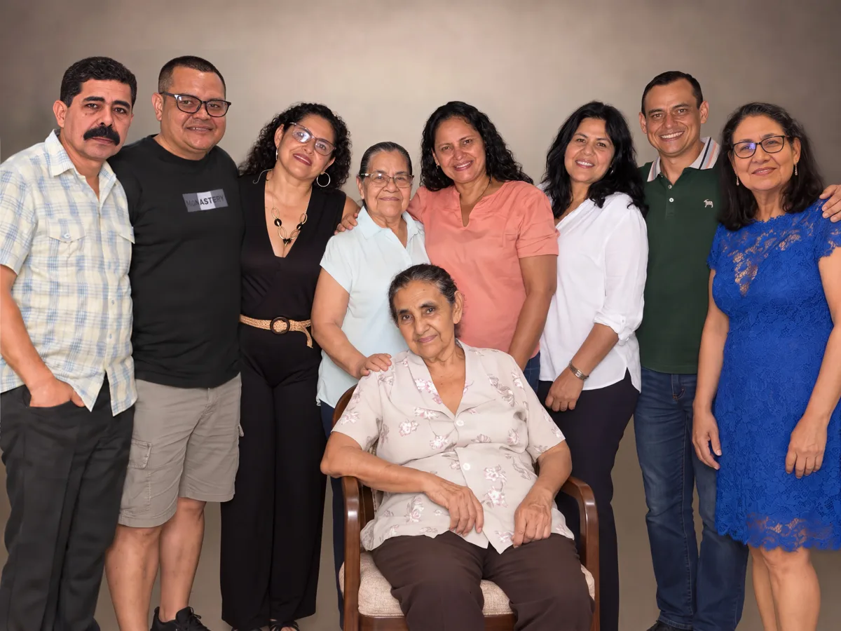 Familia grande con la abuela · retrato en lienzo FIRMACH