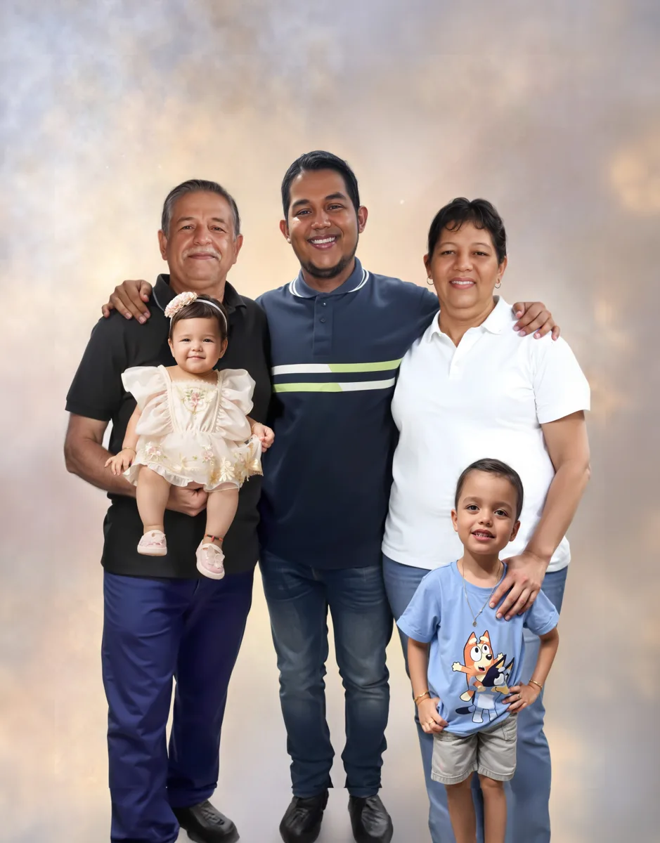 Familia con su bebé · retrato en lienzo FIRMACH