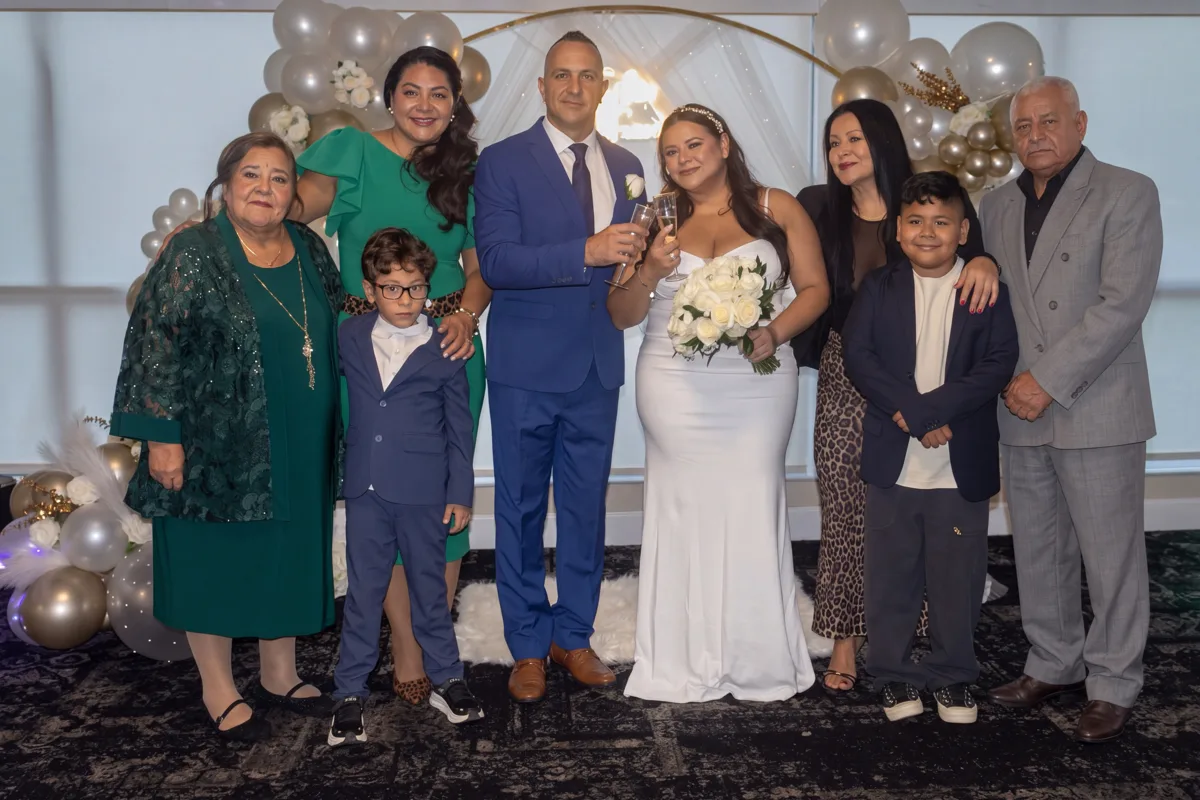 Boda con toda la familia · retrato en lienzo FIRMACH