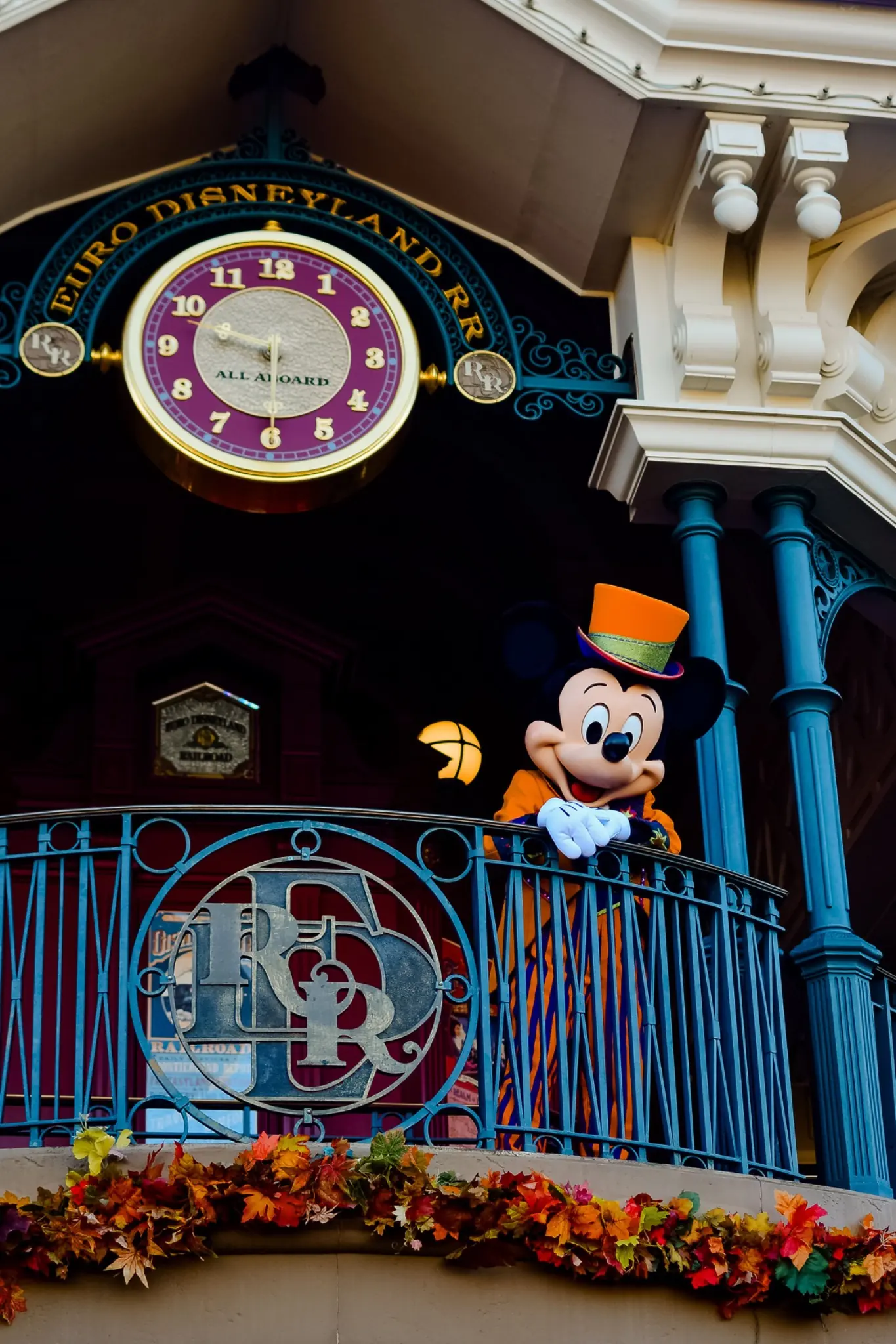 Mickey saludando en la entrada de Disneyland París