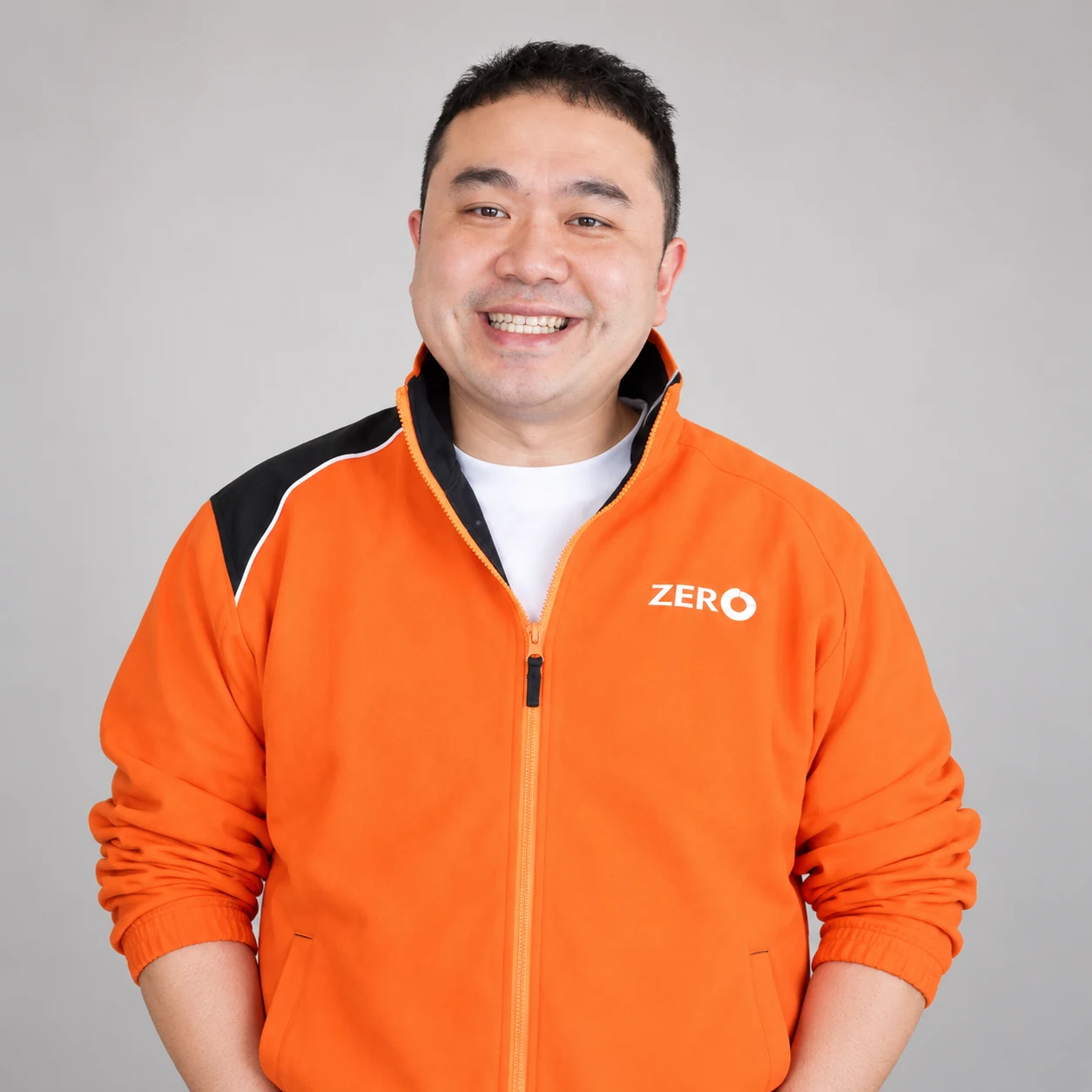Terry Tham 穿着橙色 ZERO 上衣
