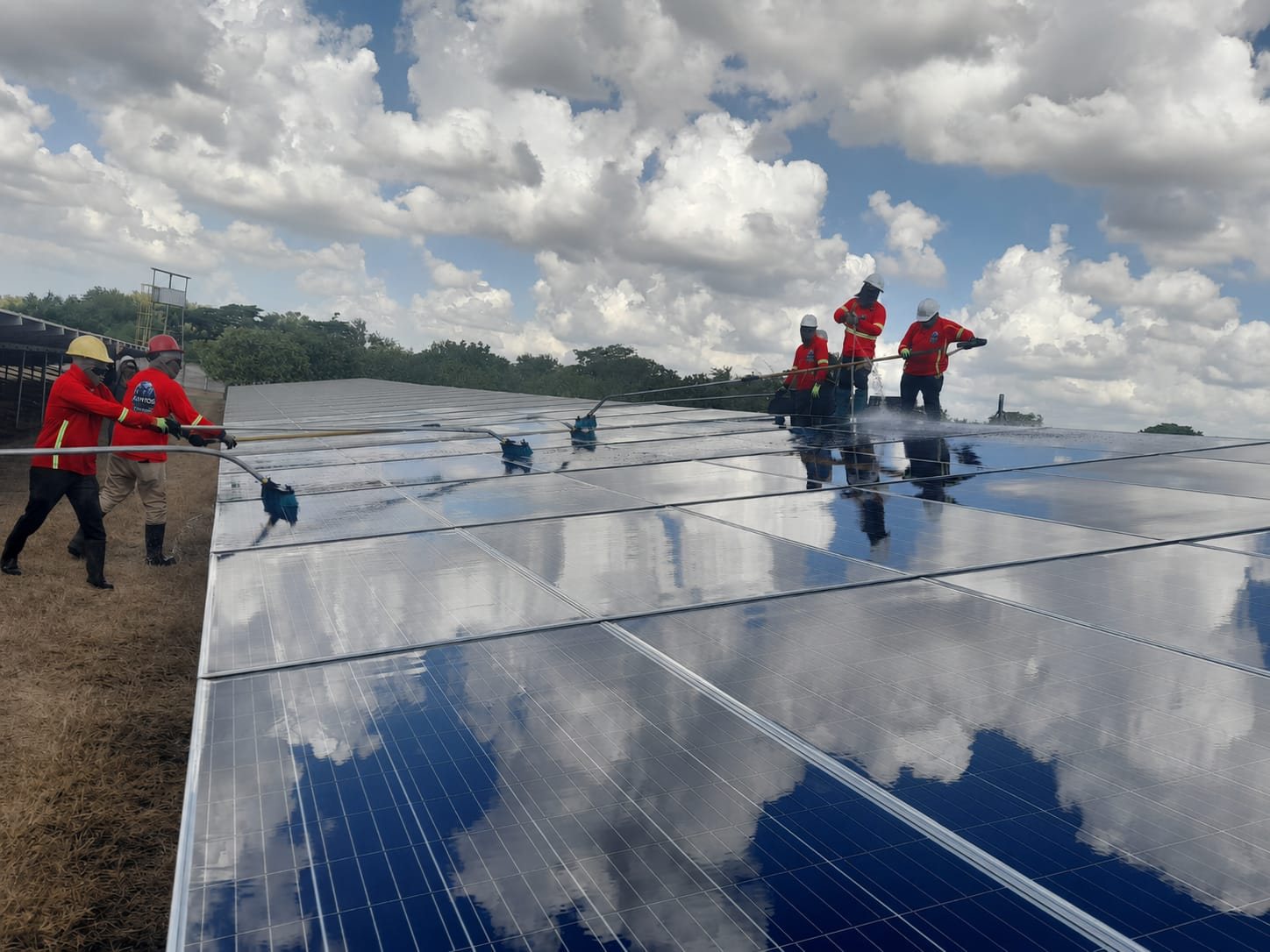 Cuadrilla de uniforme rojo sobre un techo
