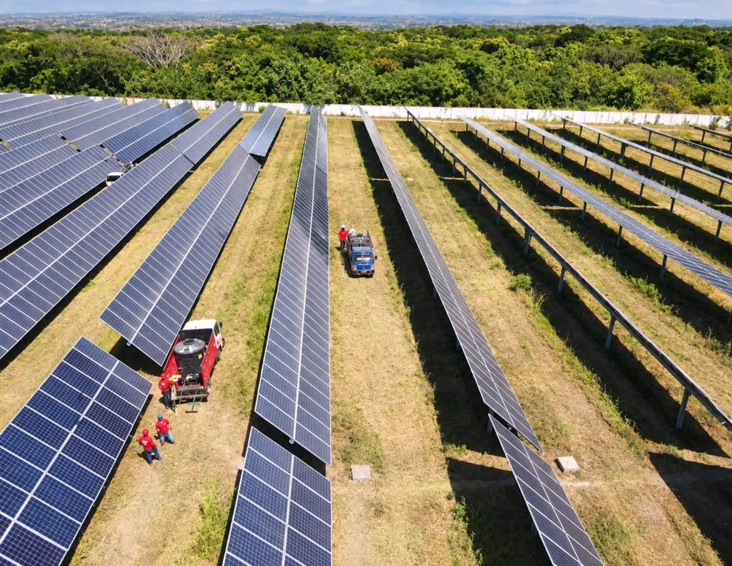 Camión cisterna en un parque solar