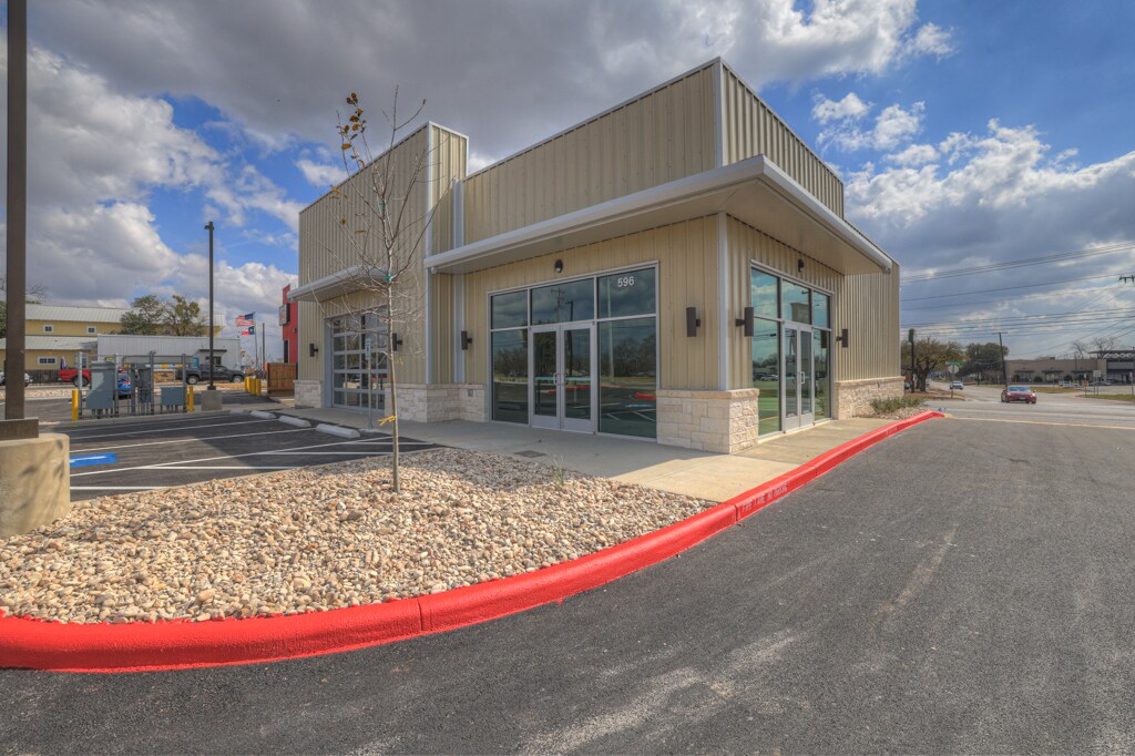 596 S Business IH 35 - commercial property