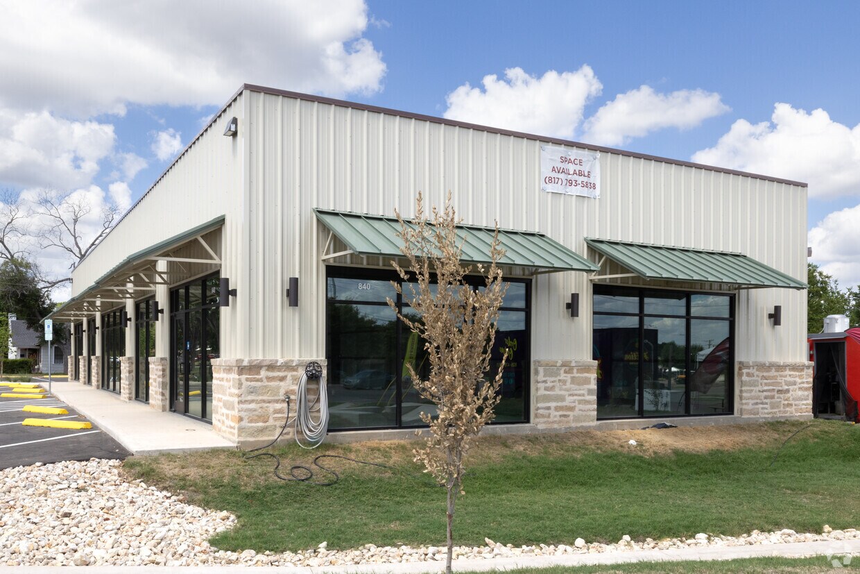 840 S Business IH 35 - commercial property