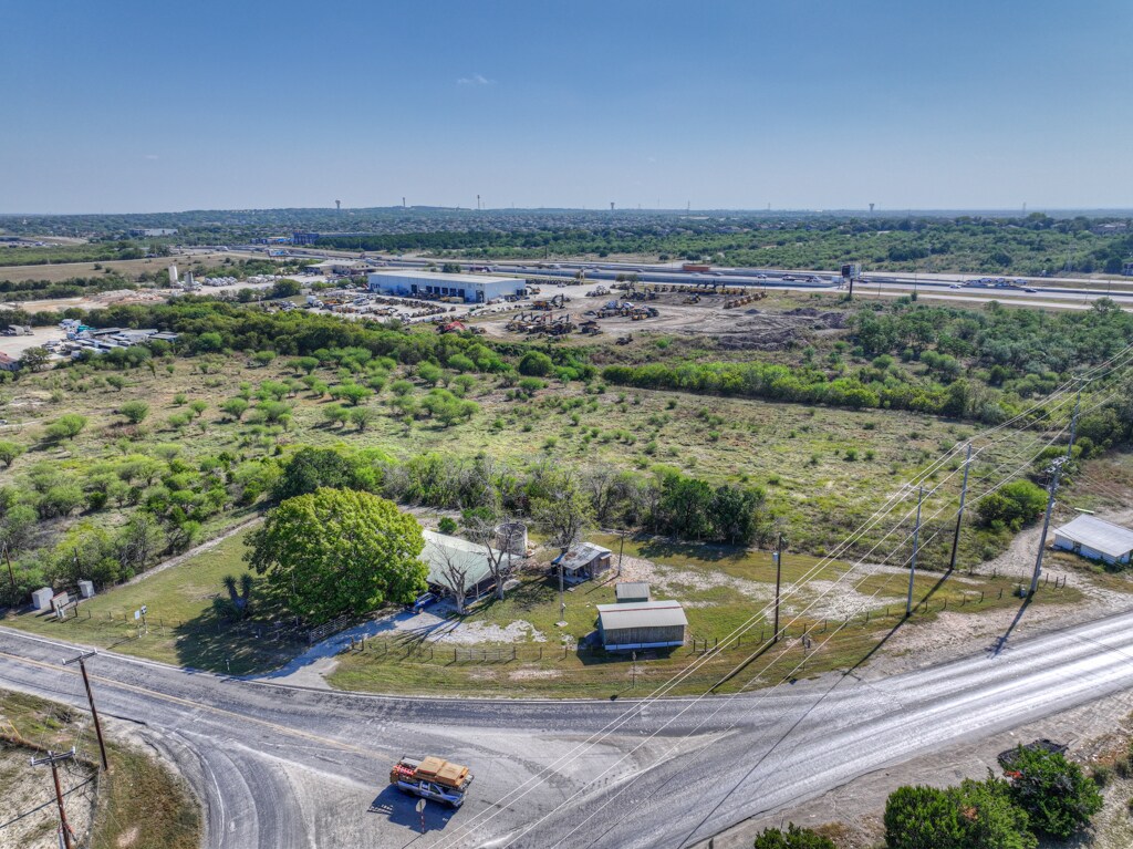 8085 FM 482 - land property