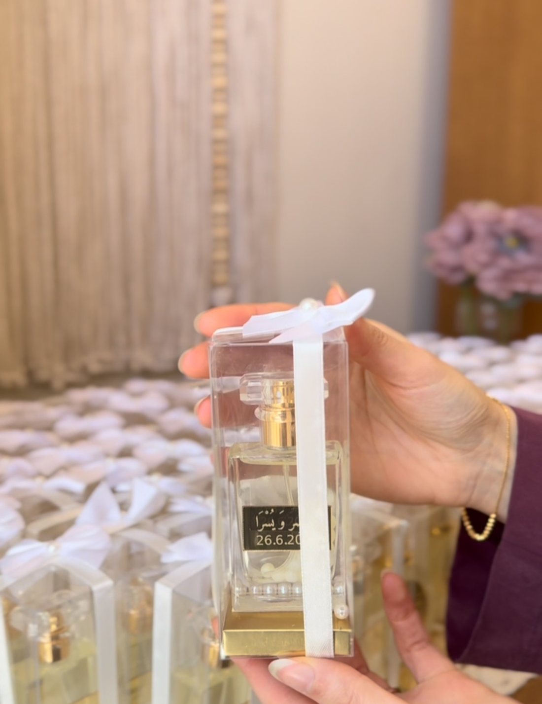 توزيعة عطر باسم العروسين