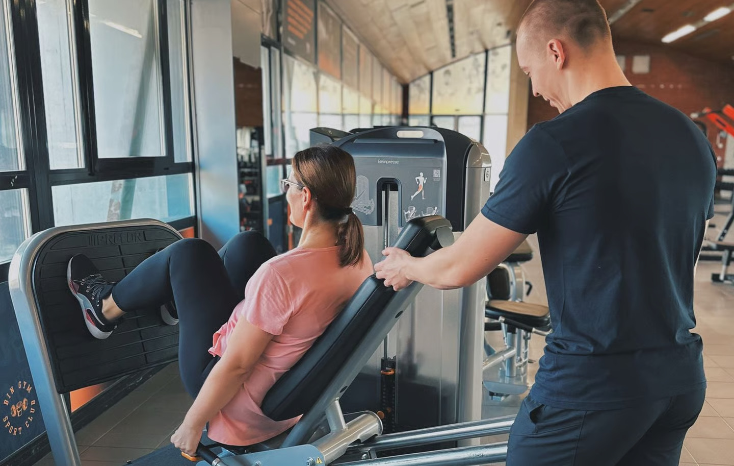 Osebni trener pri delu s članom v Bin Gym