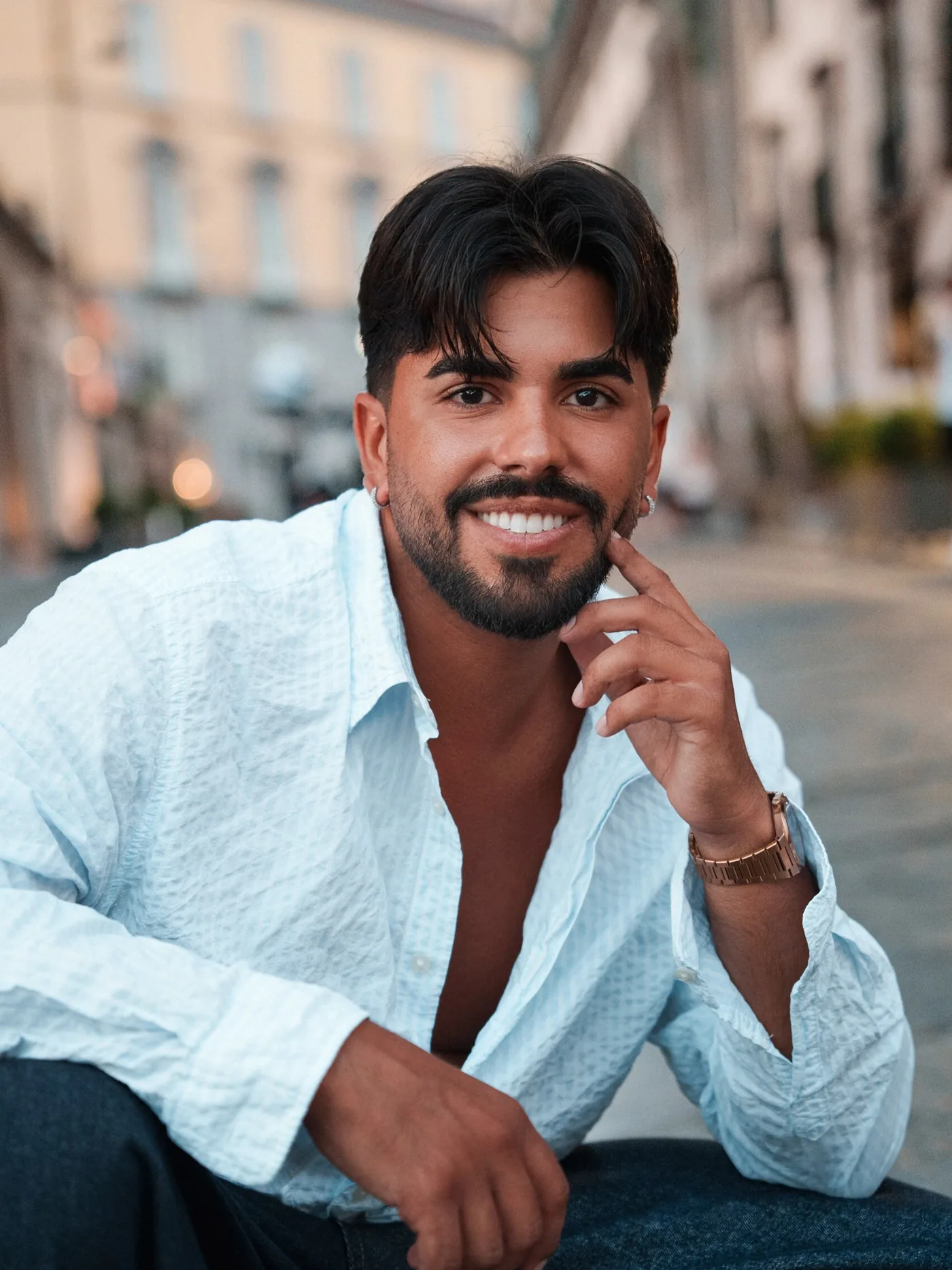 Danilo D'Angelo seduto in una strada di Milano al tramonto, camicia di lino bianca