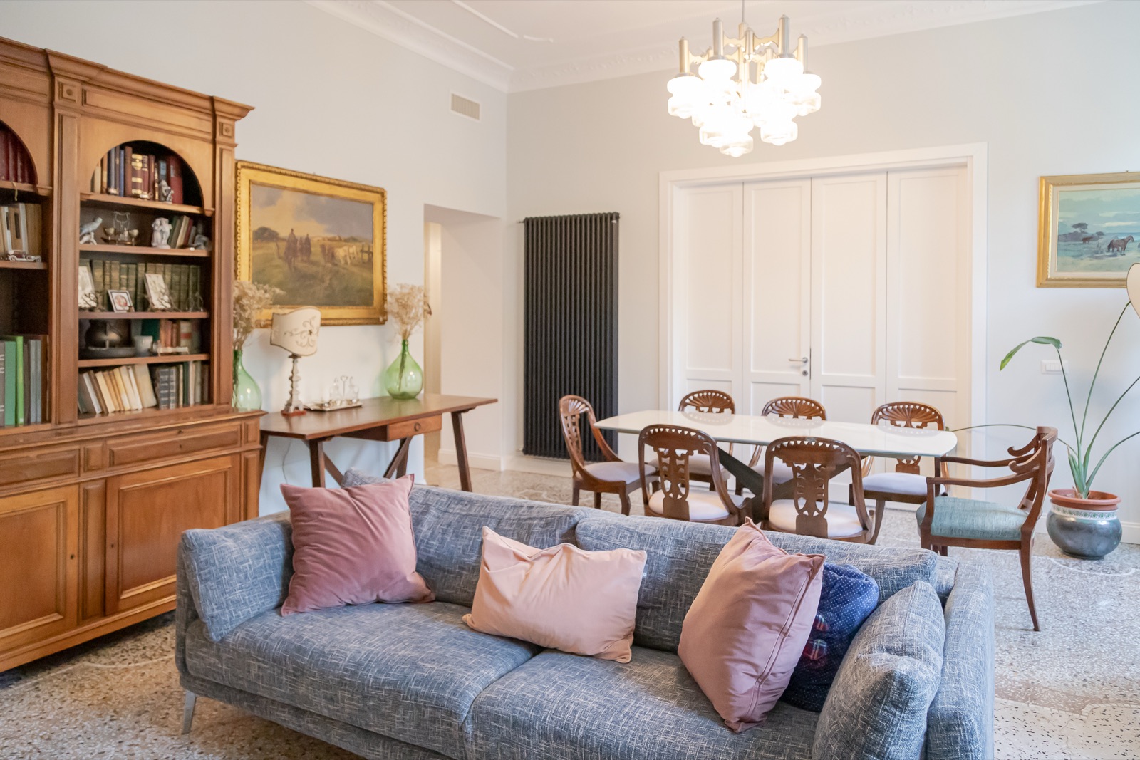 Salone doppio con soffitto decorato, lampadario e zona pranzo — appartamento a Piazza Mazzini