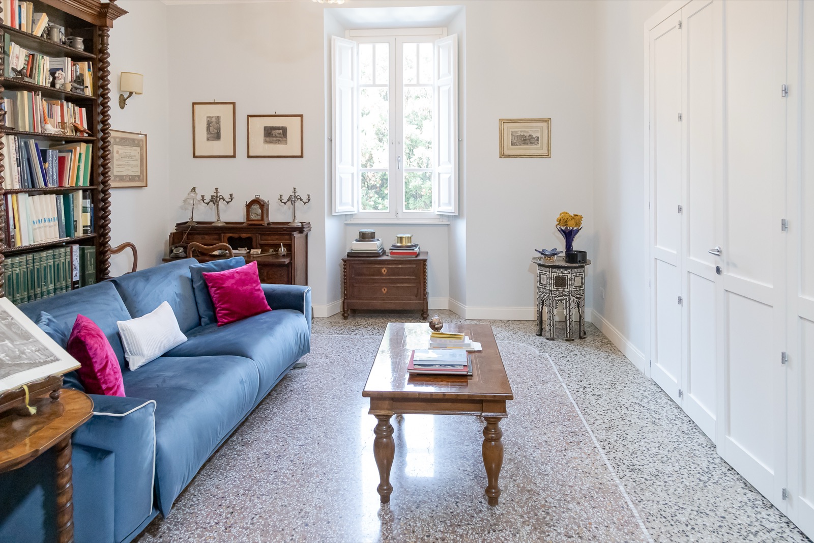 Studio consegnato con divano blu e libreria restaurata — Piazza Mazzini